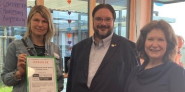 Claudia Salomon mit Iris Hochberger und Georg Pelzer und der Urkunde zur Aufnahme in das Netzwerk „Schule ohne Rassismus – Schule mit Courage“. Urkunde „Schule ohne Rassismus – Schule mit Courage“
